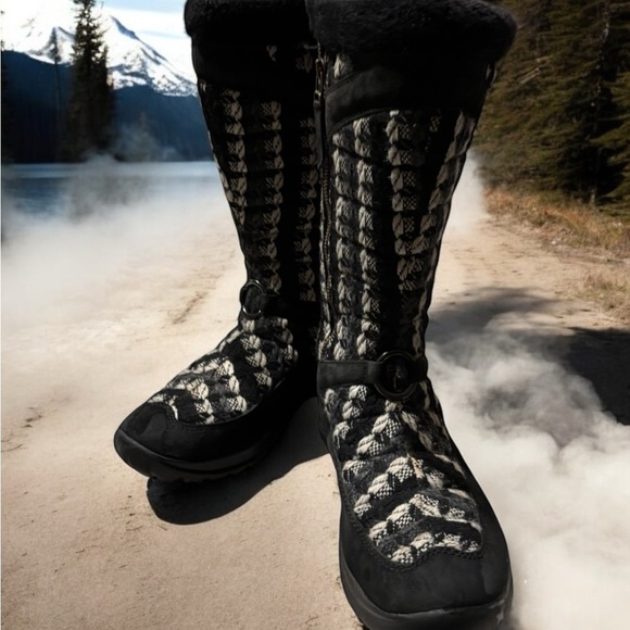 Helly Hansen Women’s Black and White Check knit and Suede Winter Boots. - Picture 8 of 8
